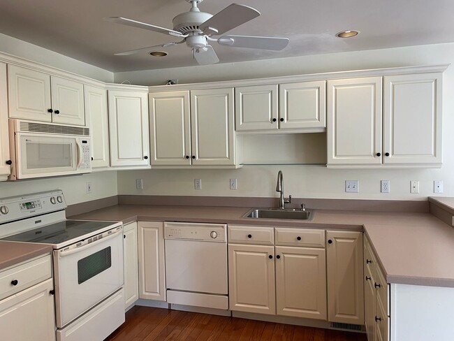 Building Photo - Luxury 3 Bedroom, 1.5 Bathroom End of Row ...