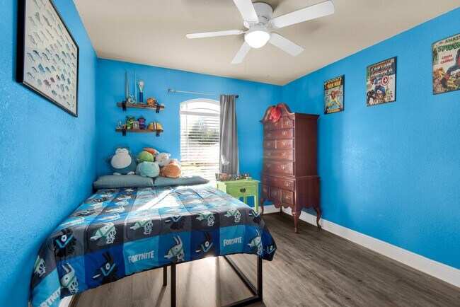 Building Photo - Splash in with a4/2 pool home in Holly-Cli...