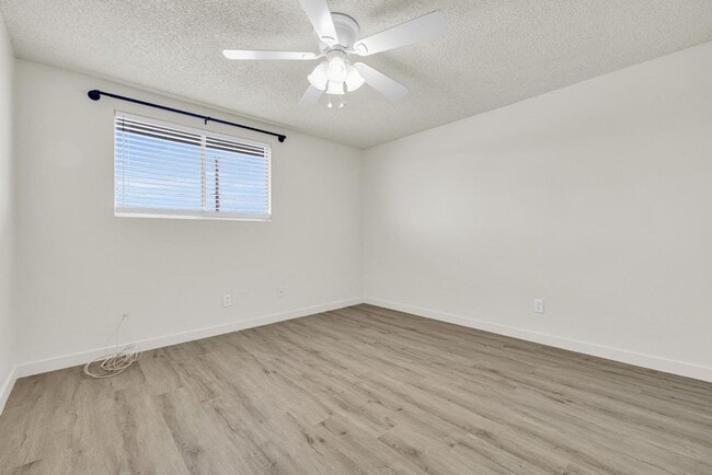 Building Photo - 6 Bedroom! 4 1/2 BATHS!  ASU! Diving Pool! Less than 1 mile to campus