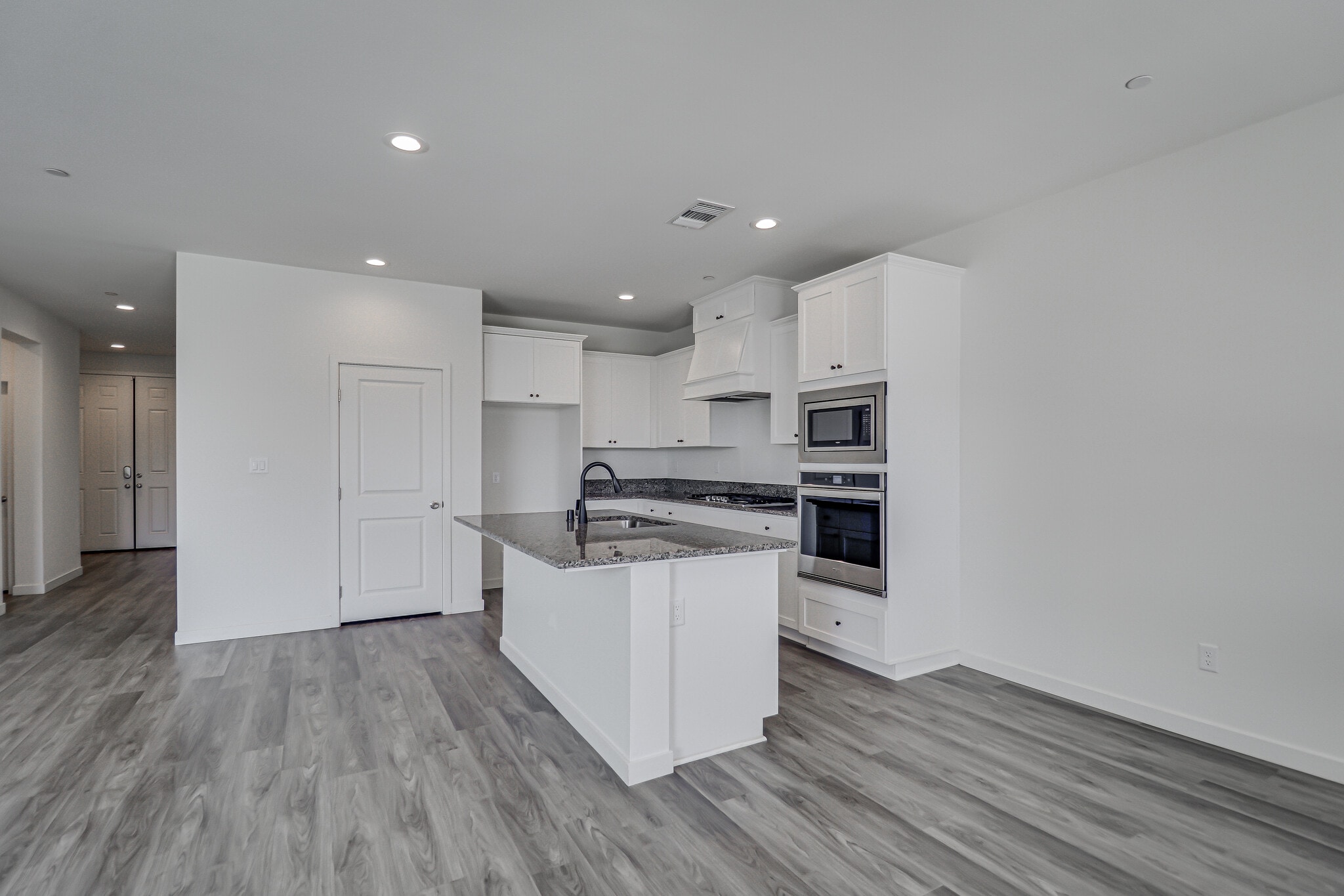 Building Photo - 15017 Maryvale Ave