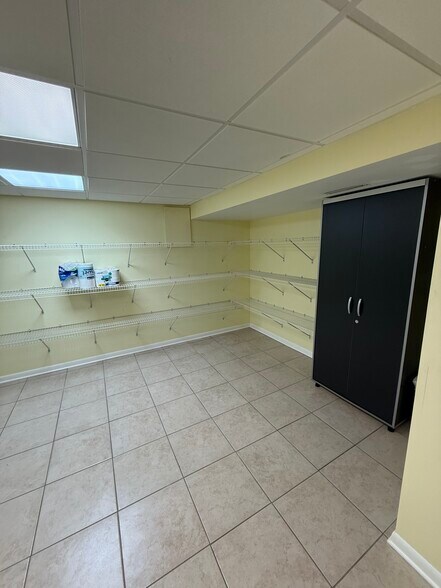 Building Photo - 522 Lilac Ct