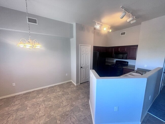 Building Photo - 2 Bed + Den/ 2 Bath 2nd floor condo in Gat...