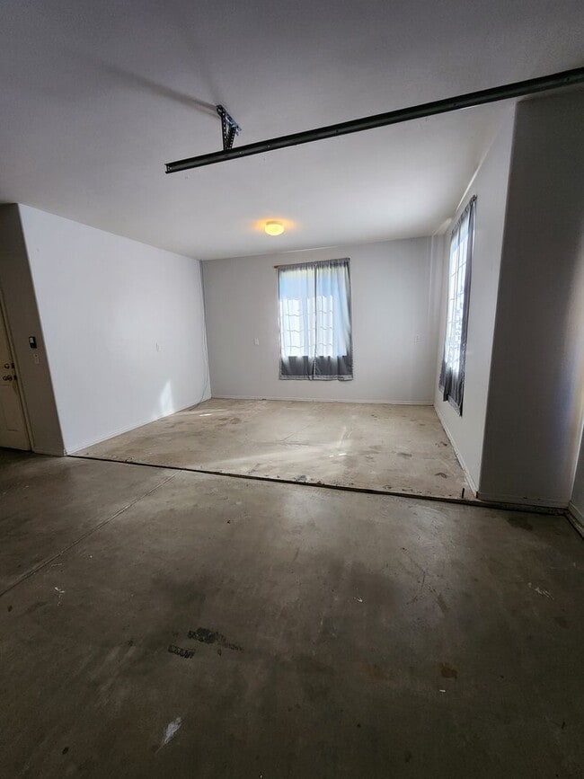 Building Photo - Gorgeous 4 Bed, 2 Bath Home with Large Garage and Fenced Backyard