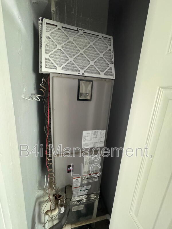 Building Photo - 27 Domineck St