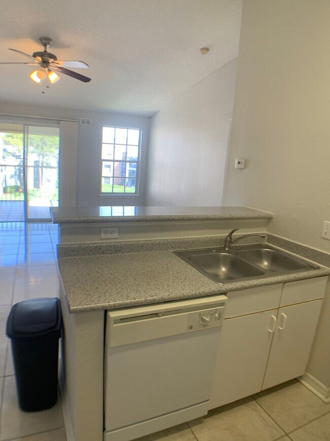 Building Photo - Beautiful 2/2 in an amazing secure community