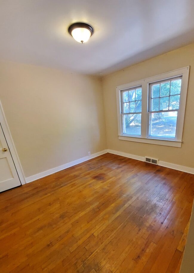 Building Photo - Aug 1st 2026/2027 Pre-leasing Close to 1.5 Blks to CSU & Old Town