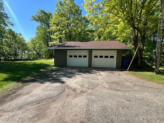 Building Photo - Beautiful Lake Home on Fox Lake