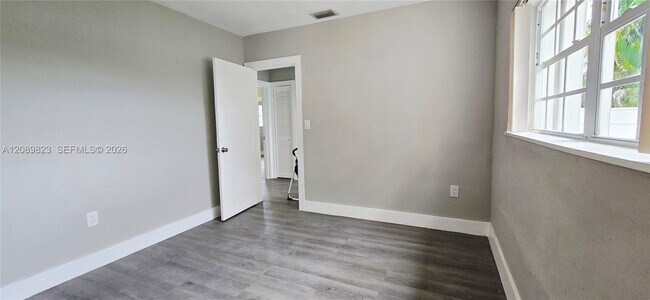 Building Photo - 580 W 34th Pl