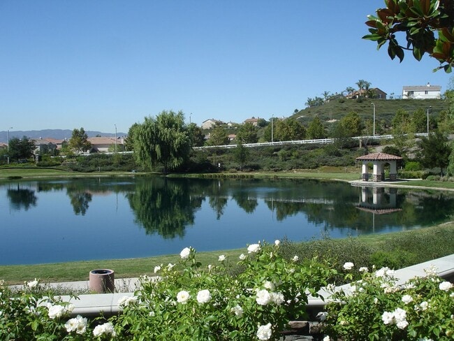 Building Photo - Stunning 3-Bedroom Home with Resort-Style ...