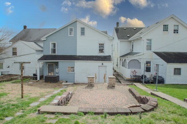 Building Photo - Newly Renovated 3 Bedroom 1.5 Bathroom Sla...