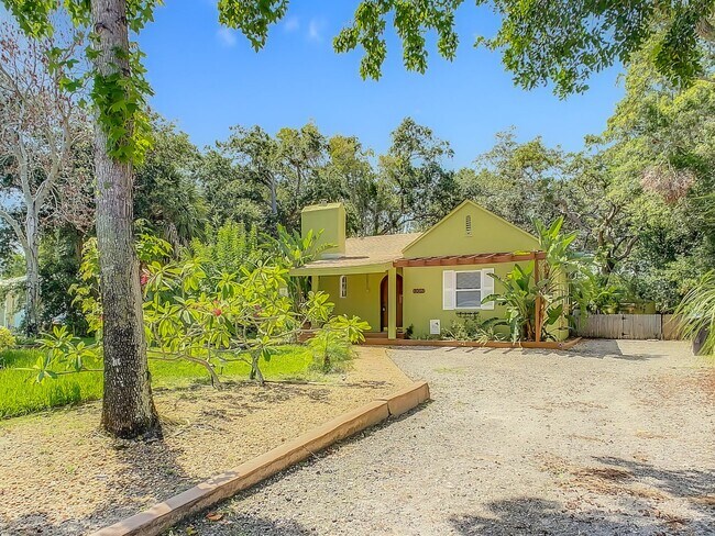 Building Photo - Charming Three bedroom one bath with huge backyard