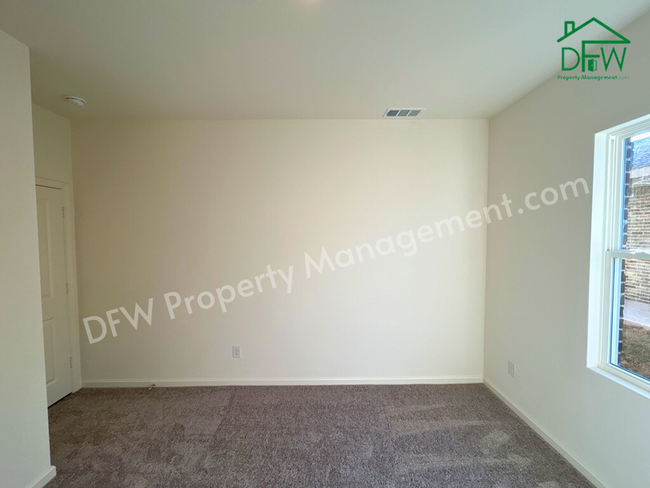 Building Photo - Spacious 5-Bedroom Home with Modern Upgrad...