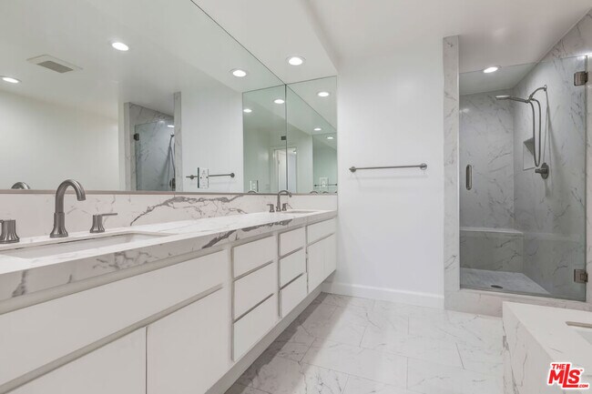 Building Photo - 133 S Oakhurst Dr