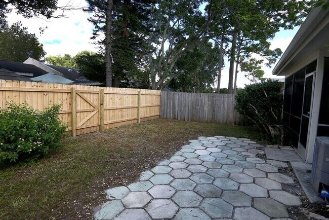 Building Photo - ADORABLE 2/2 CONDO WITH PRIVATE FENCED YARD — GREAT WINTER PARK LOCATION!