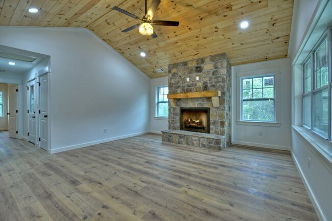 Building Photo - 64 Walnut Dr