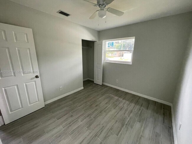 Building Photo - 3921 SW 31st Dr