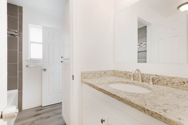 Building Photo - Leon Valley~Spacious 2 Bedroom~Updated Kitchen with Stainless Steel Appliances~2 Car Garage~Backyard