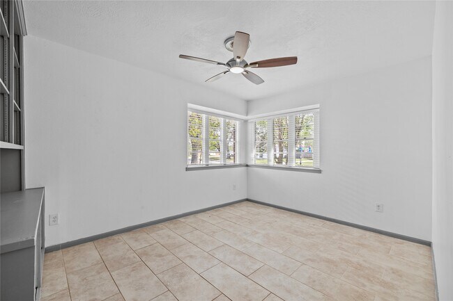 Building Photo - 13834 Oakwood Ln