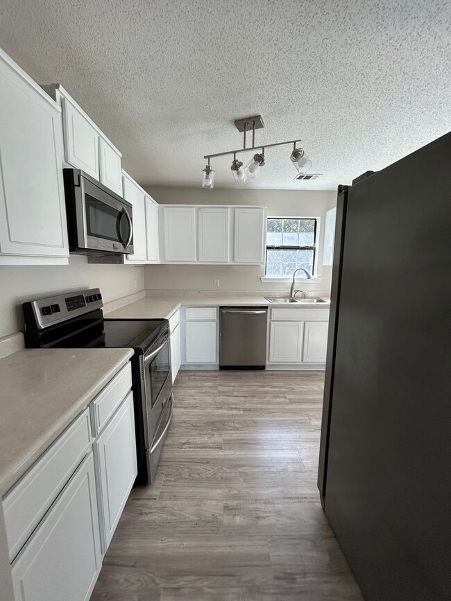 Building Photo - 3-Bedroom, 2-Bath Home on almost an 1 Acre – Pet-Friendly!