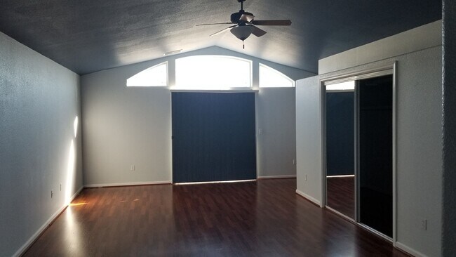 Building Photo - Beautiful 4 bedroom/2.5 bath South Davis Home!