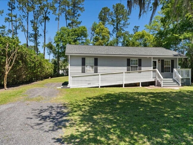 Building Photo - Charming 3 Bedroom Renovated Retreat: Cozy...