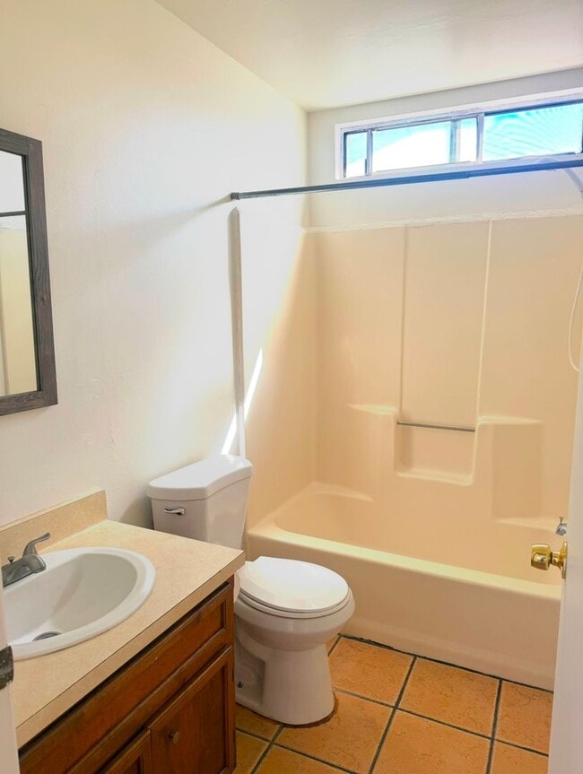 Building Photo - Charming 2 Bedroom, 1 Bathroom Home