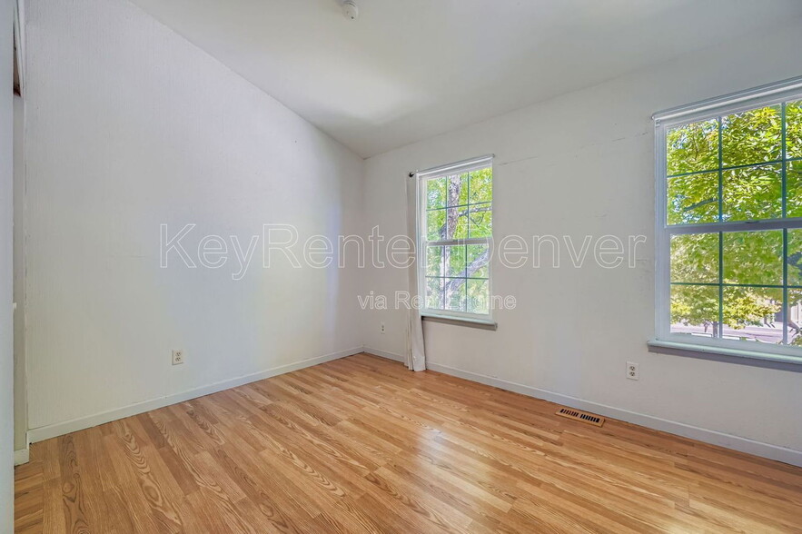 Building Photo - 10587 W Maplewood Dr