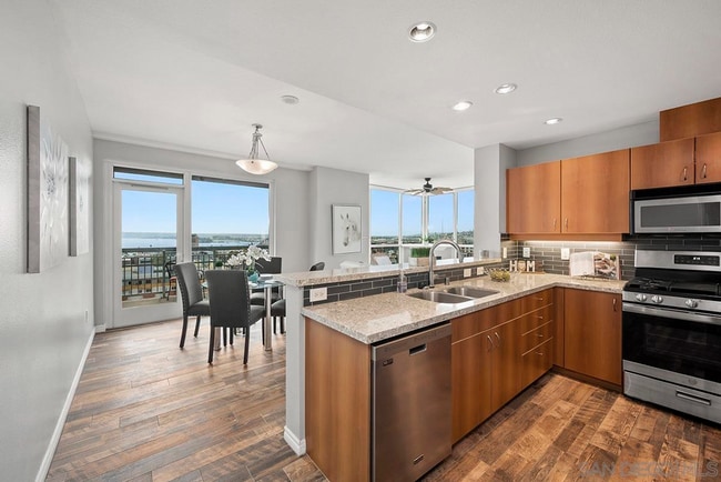 Building Photo - 300 W Beech St