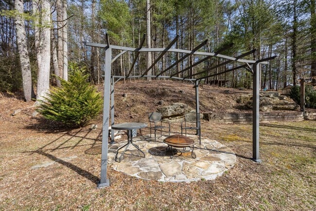 Building Photo - 251 Landwood Ln