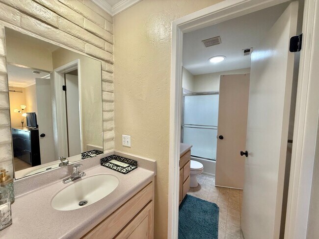 Building Photo - Furnished!! - One story gem in North Davis