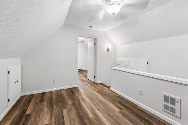 Building Photo - 535 N Pebble St