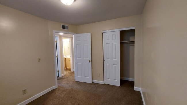 Building Photo - 66 E Norwich Ave