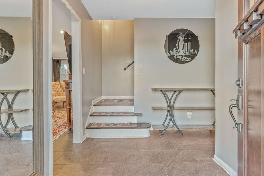 Building Photo - 808 Roseview Dr