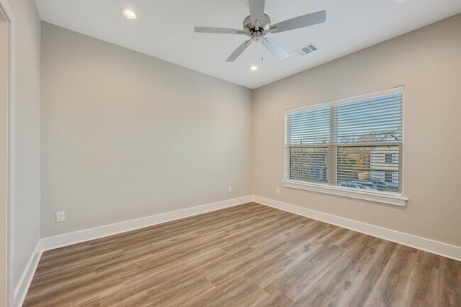 Building Photo - 212 Tee Dr