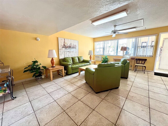 Building Photo - 625 Antioch Ave