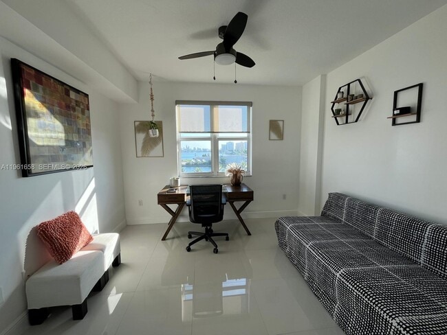 Building Photo - 7910 Harbor Island Dr