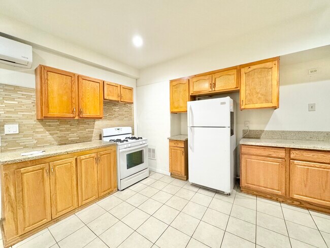 Building Photo - 1023 Larch St