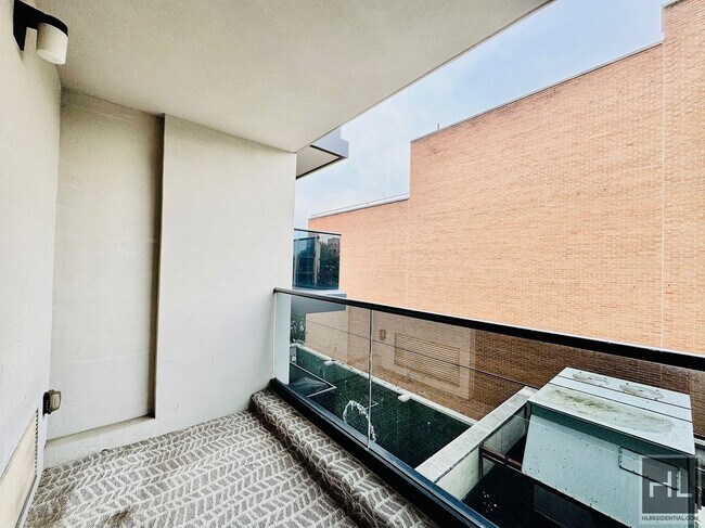 Building Photo - large rent stabilized one bedroom with pri...