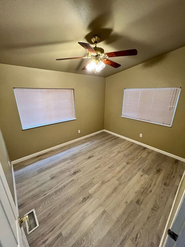 Building Photo - Updated 3 Bedroom / 2 Bath Mobile Home on ...