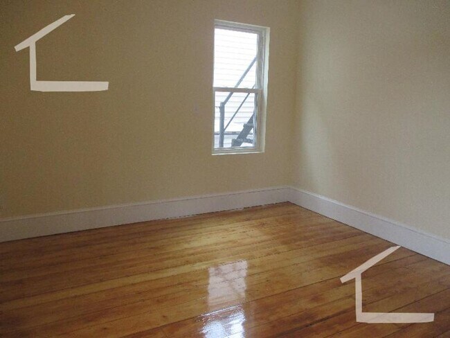 Building Photo - Nicely renovated 3 bed in Brookline Village!