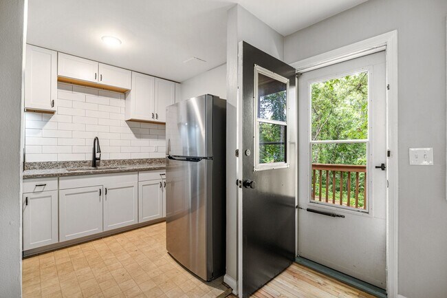 Building Photo - Newly Renovated 2 Bedroom, 1 Bath Duplex within walking Distance to UVA!