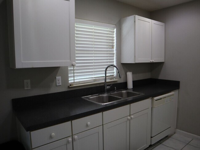 Building Photo - Cute 3 bedroom 2 bath 1 Car Garage  $1`650.00 Call Carole Arcaro 386-216-4900 Deltona Lakes Realty