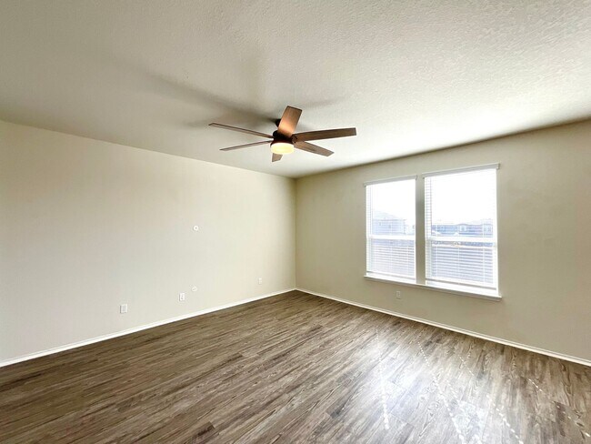 Building Photo - **APPLICATION RECEIVED** AVAILABLE NOW- Energy-Efficient 4/3 Home with Solar Panels & Pool Access!