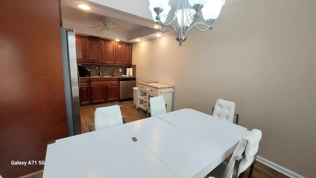 Building Photo - 2044 Yarmouth E