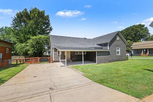 Building Photo - 2816 Yadkin Ave