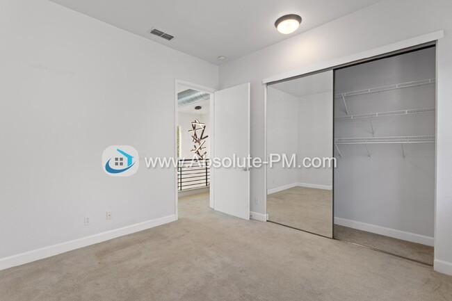 Building Photo - Amazing 2 Bedroom 1.5 Bath Townhome in the...