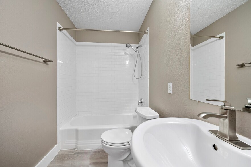 Master Bath - 2303 East Side Dr