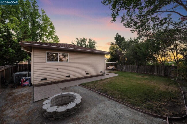 Building Photo - 1208 Roseann Dr