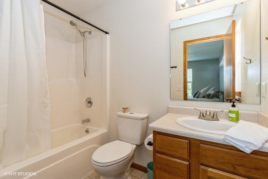 2nd Bedroom En Suite - 2762 Irving Ave