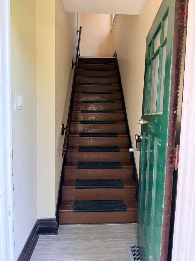 Building Photo - ** MOVE IN SPECIAL** Historic South City Living